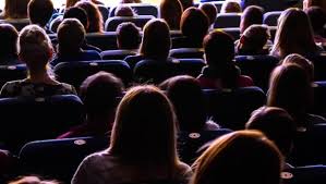 tutti a guardare un film al cinema